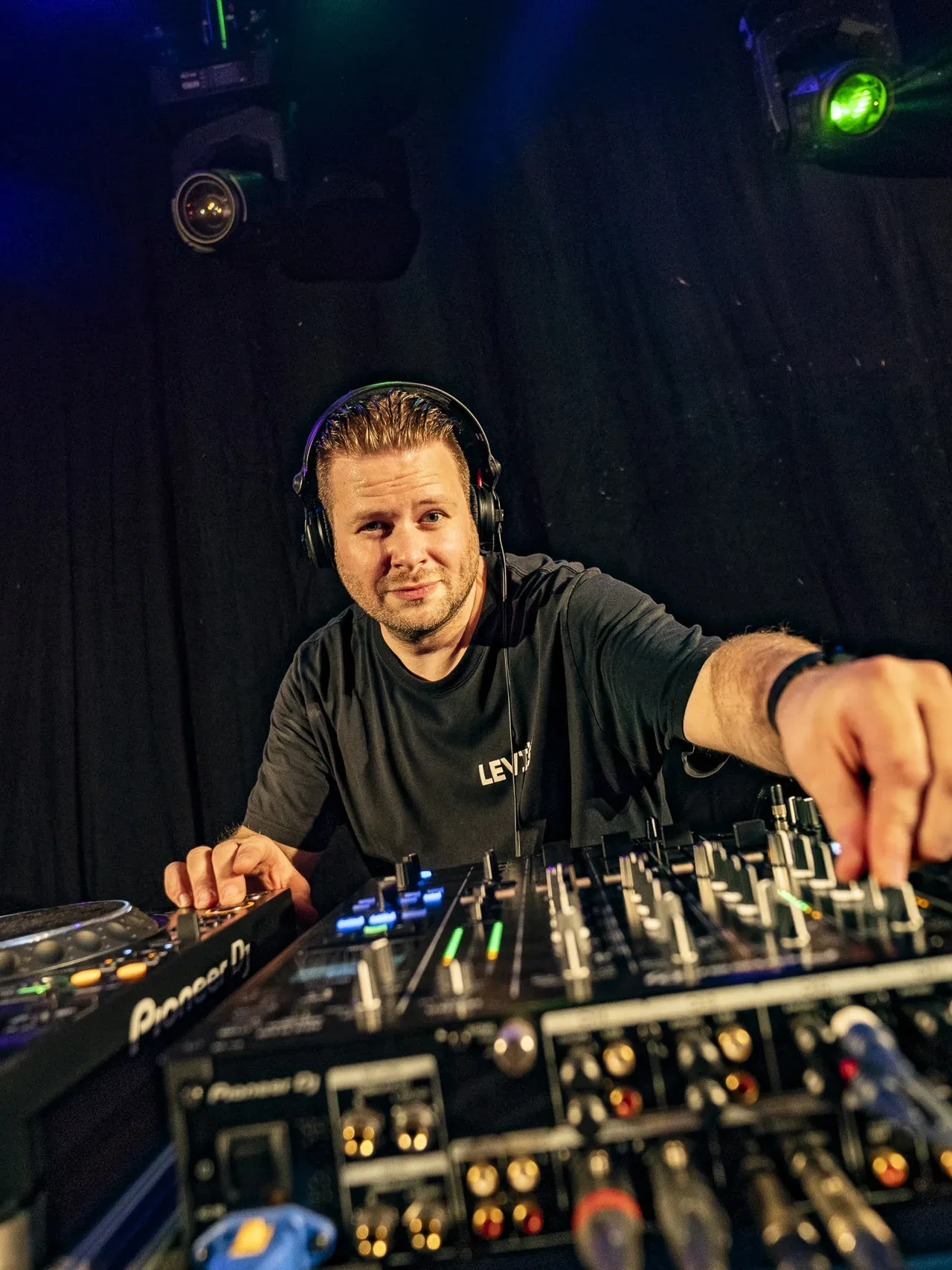Martijn Renkema achter zijn set op een schuurfeest